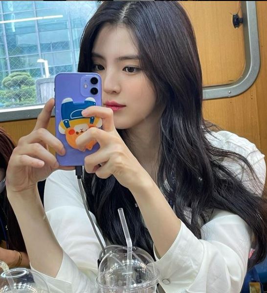 Who is Han So-hee? Biography, Wiki, Net worth, Age, Boyfriend, Parents, Height, Career & More 10 Han-so-hee's net worth