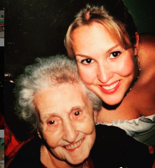Who is Sara Davies? Biography, Wiki, Net worth, Husband, Age, Kids, Parents, Height, Weight & More 4 Sara Davies with her grandmother
