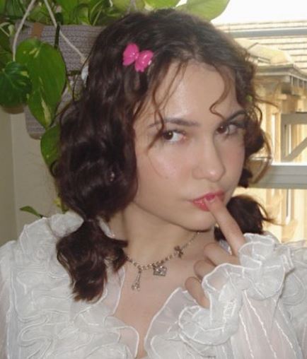 Ester Dobrik Biography, Age, Net Worth, Height, Boyfriend, Family, College & Wiki 3 Ester Dobrik wiki
