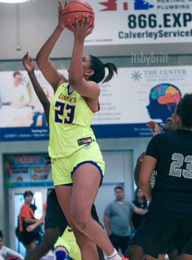 Kamilla Cardoso Wiki - Height, Weight, Parents, Ethnicity, Age, Net Worth & More 12 Kamilla's basketball journey