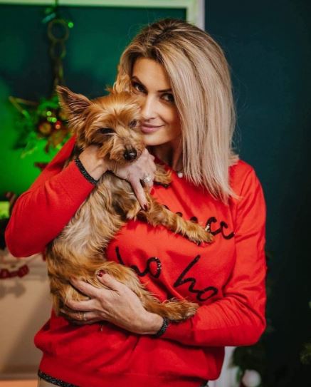 Who is Lussy Berry? Wiki, Age, Net Worth, Height, Husband, Family, Biography & More 5 Lussy with her pet dog