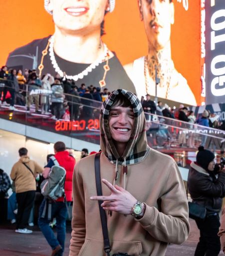 Who is Peso Pluma? Wiki, Age, Girlfriend, Real Name, Parents, Height, Net worth & More 5 Peso Pluma singing journey