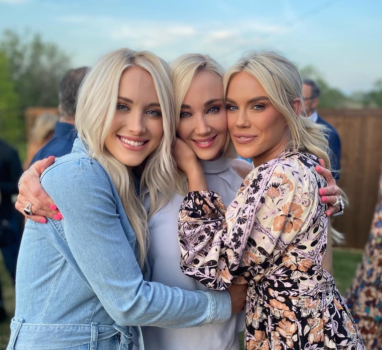 Rachel Bradshaw Wiki: Net Worth, Husband, Age, Height, Family, Biography & More 8 Rachel Bradshaw with her Mom & Sister