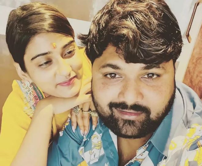 Samar Singh Wiki (Akanksha Dubey's Boyfriend) Age, Wife, Family, Caste, Songs, Net worth & More 4 Samar with his girlfriend Akanksha Dubey