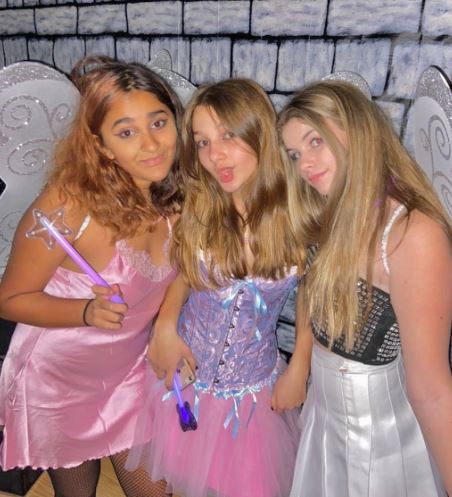 Sara Dobrik Wiki, Height, Birthday, Net Worth, Parents, Boyfriend, Profiles & Bio 7 Sara Dobrik with her friends