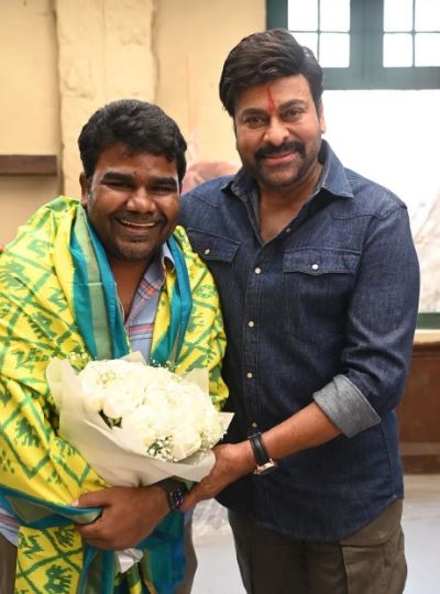 Venu Yeldandi Wiki, Biography, Age, Wife, Net Worth, Family, Caste, Height & More 8 Venu with actor Chiranjeevi
