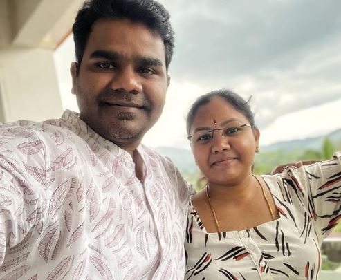 Venu Yeldandi Wiki, Biography, Age, Wife, Net Worth, Family, Caste, Height & More 6 Venu with his wife Annayya