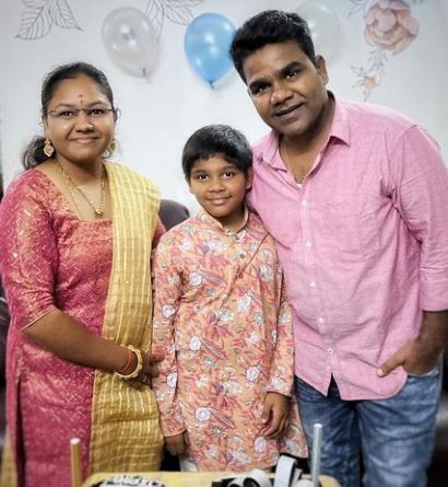 Venu Yeldandi Wiki, Biography, Age, Wife, Net Worth, Family, Caste, Height & More 7 Venu with his wife and son