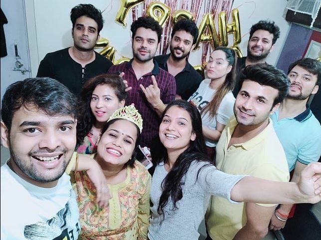 Who is Aarti Mittal? Wiki, Biography, Age, Boyfriend, Family, Height, Serial & More 5 Aarti Mittal with her friends