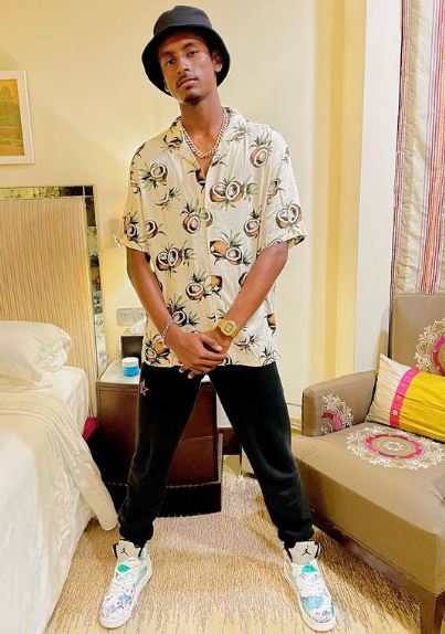 Abhishek Porel Height, Weight, Parents, Wiki, Age, Net Worth, Girlfriend, IPL Stats, Biography & More 10 Abishek Porel height