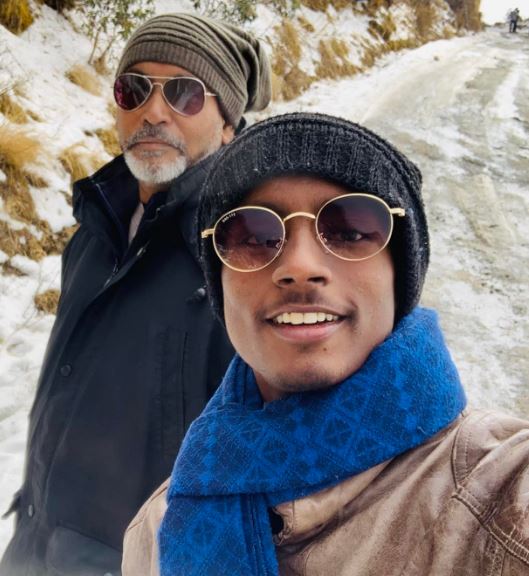 Abhishek Porel Height, Weight, Parents, Wiki, Age, Net Worth, Girlfriend, IPL Stats, Biography & More 4 Abishek with his mentor Bibhas Das