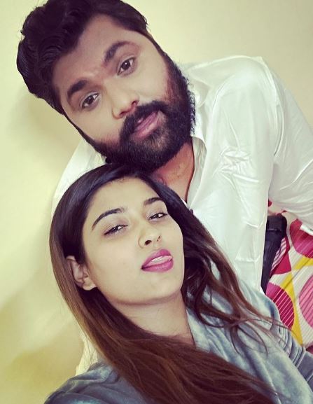 Who was Akanksha Dubey? Wiki, Biography, Parents, Siblings, Husband, Age, Movies & More 7 Akanksha Dubey with Samar Singh