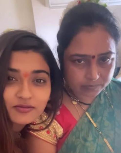 Who was Akanksha Dubey? Wiki, Biography, Parents, Siblings, Husband, Age, Movies & More 6 Akanksha with her mother Madhu Dubey
