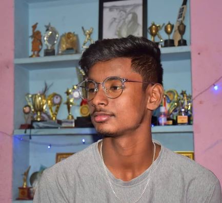 Abhishek Porel Height, Weight, Parents, Wiki, Age, Net Worth, Girlfriend, IPL Stats, Biography & More 2 An old photo of Abhishek Porel