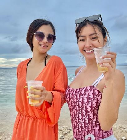 Angeli Khang Wiki, Age, Boyfriend, Parents, Net Worth, Nationality, Height, Biography & More 4 Angeli with her friend