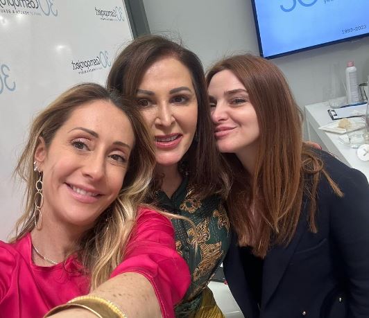 Arianna Meloni Wiki (Giorgia Meloni’s Sister), Age, Husband, Parents, Biography & More 7 Arianna with her friends