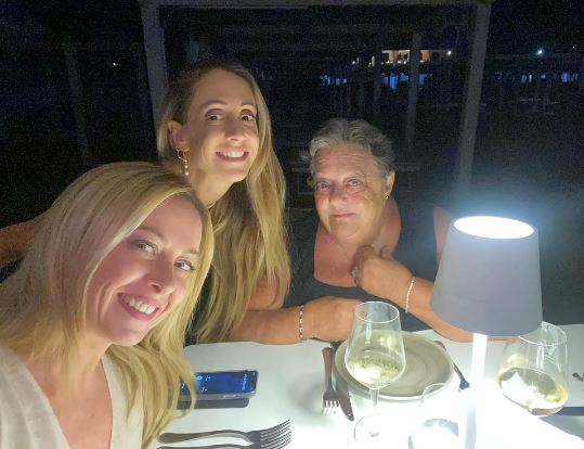 Arianna Meloni Wiki (Giorgia Meloni’s Sister), Age, Husband, Parents, Biography & More 6 Arianna with her mom and sister Giorgia