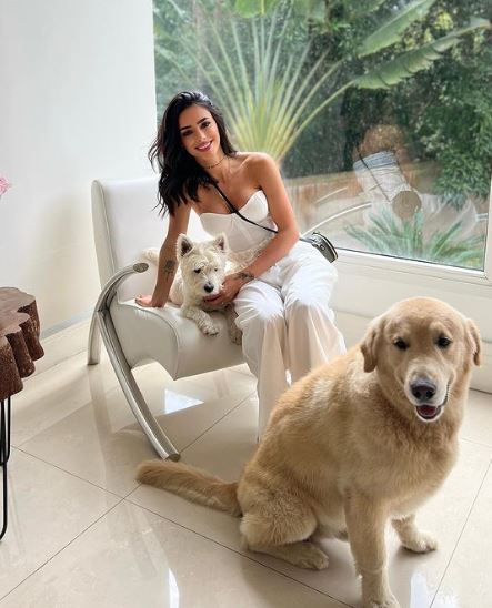 Bruna Biancardi Age, Wiki, Husband, Height, Net worth, Instagram, Family, Biography & More 15 Bruna with her dogs