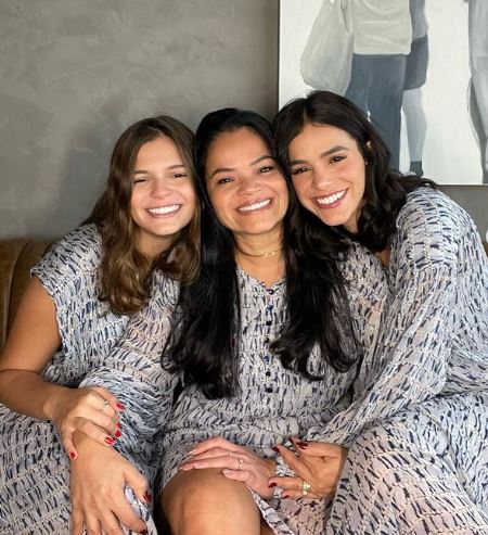 Bruna with her mother Neide Maia and sister Luana Marquezine