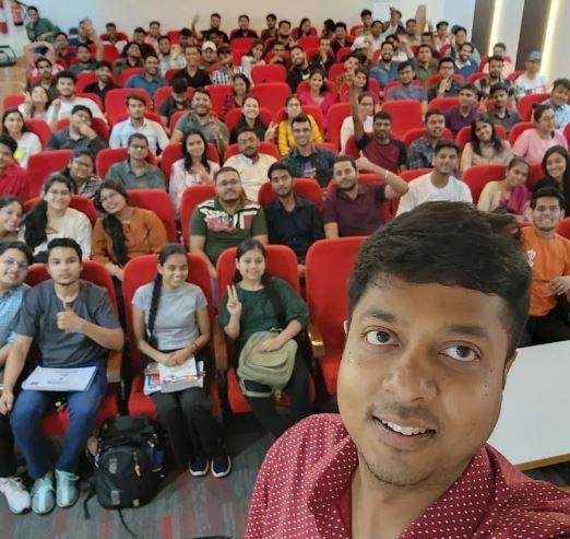 CA Mohit Agarwal Wiki, Age, Wife, Family, Death, Height, Net worth, Biography & More 4 CA Mohit Agarwal with his students