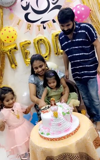 Chalaki Chanti Age, Wife, Wiki, Children, Family, Height, Death, Biography & More 6 Chalaki with his wife and daughter