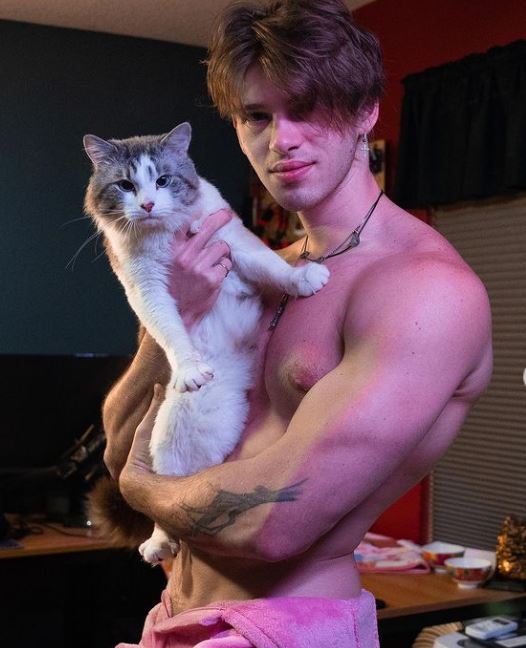 Chase Stobbe Wiki, Biography, Age, Height, Net Worth, Girlfriend, Family & More 6 Chase with his pet cat