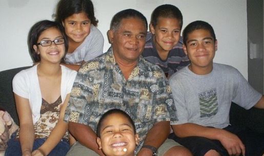 Iam Tongi (Singer) Wiki, Age, Parents, Girlfriend, American Idol, Net worth, Bio & More 2 Childhood photo of Iam with his family members