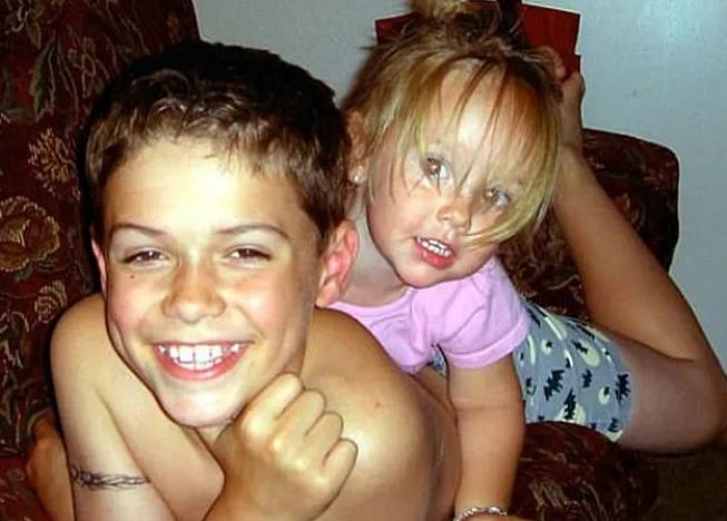 Paris Bennett Wiki, Age, Parents, Girlfriend, Sister, Release Date, Biography & More 4 Childhood photo of Paris with his sister