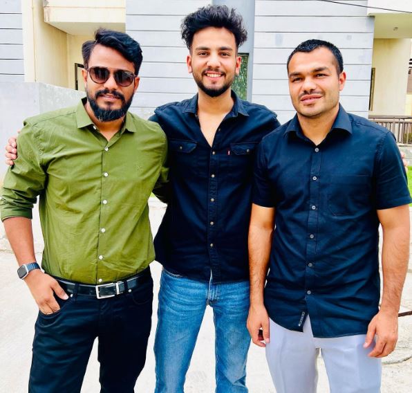 Elvish Yadav: Age, Birthday, Net Worth, Girlfriend, Parents, Height, Caste, Wikipedia, BIO & More 13 Elvish Yadav friends