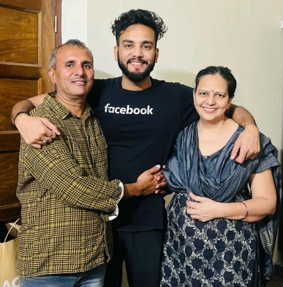 Elvish Yadav: Age, Birthday, Net Worth, Girlfriend, Parents, Height, Caste, Wikipedia, BIO & More 4 Elvish with his parents Ram Avatar Yadav and Susma Yadav