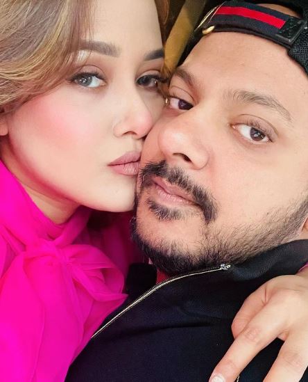 Farnaz Alam Wiki, Husband, Age, Net Worth, Family, Height, Biography & More 8 Farnaz Alam with her husband