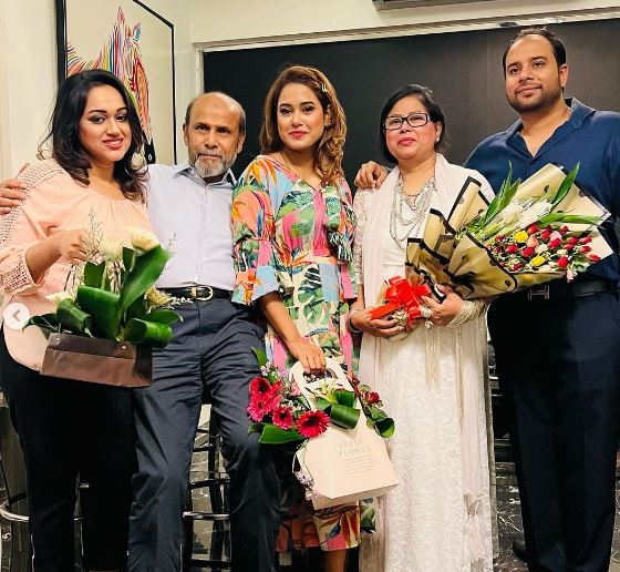 Farnaz Alam Wiki, Husband, Age, Net Worth, Family, Height, Biography & More 5 Farnaz with her family