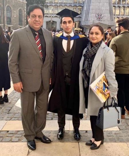 Hamza Sohail Wiki - Biography, Age, Height, Parents, Wife, Girlfriend, Education & More 4 Hamza with his parents