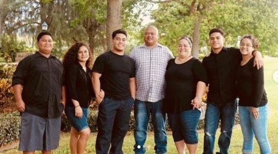 Iam Tongi (Singer) Wiki, Age, Parents, Girlfriend, American Idol, Net worth, Bio & More 4 Iam Tongi with his family