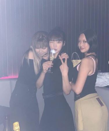 Jung Chae-yul Wiki, Age, Height, Weight, Net worth, Boyfriend, Parents, Net Worth & More 7 Jung Chae with her friends