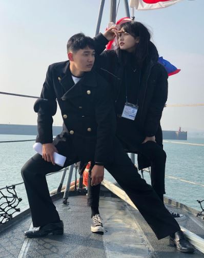 Jung Chae-yul Wiki, Age, Height, Weight, Net worth, Boyfriend, Parents, Net Worth & More 6 Jung Chae-yul with her friend