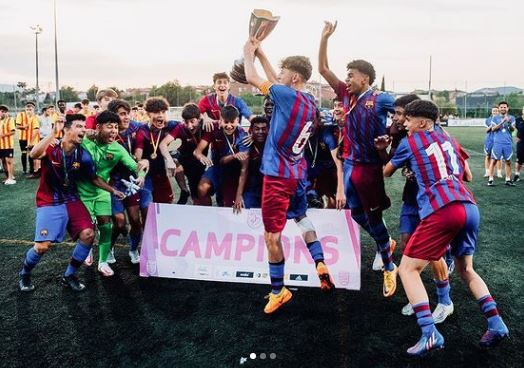 Lamine Yamal Biography, Height, Age, Parents, Net Worth, Girlfriend, Football Stats & More 4 Lamine Yamal with his team