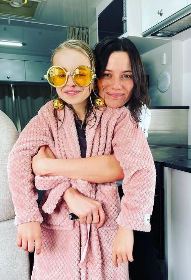 Nell Fisher (Child Artist) Wiki, Biography, Parents, Age, Movies, Height, Family & More 3 Nell Fisher family