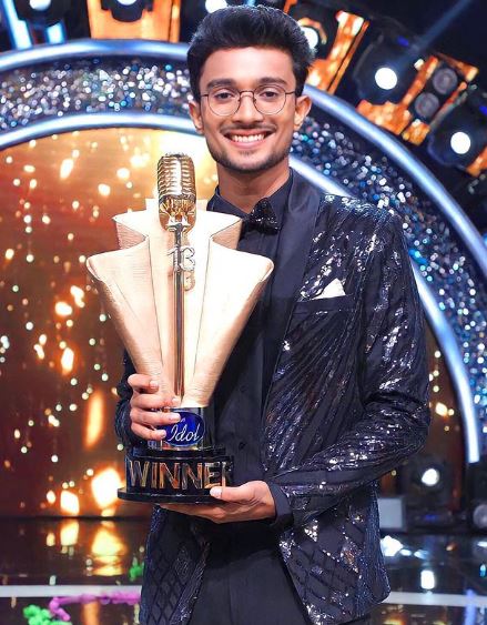Rishi Singh (Indian Idol Winner) Wiki, Age, Parents, Girlfriend, Bio, Height, Net worth & More 2 Rishi Singh is the winner of Indian idol 13