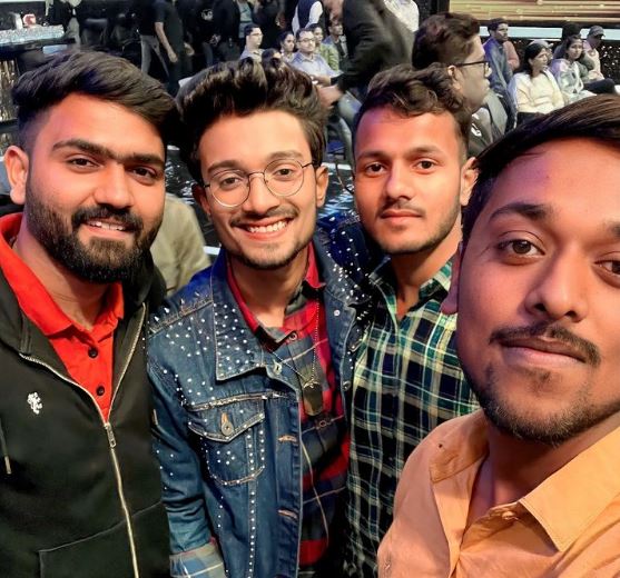 Rishi Singh (Indian Idol Winner) Wiki, Age, Parents, Girlfriend, Bio, Height, Net worth & More 6 Rishi Singh with his friends