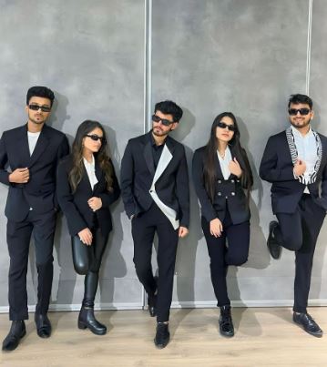 Rishi Singh (Indian Idol Winner) Wiki, Age, Parents, Girlfriend, Bio, Height, Net worth & More 10 Rishi Singh with other contestants