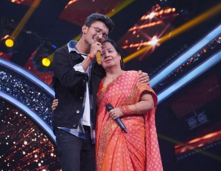 Rishi Singh (Indian Idol Winner) Wiki, Age, Parents, Girlfriend, Bio, Height, Net worth & More 5 Rishi with his mother Anjali Singh