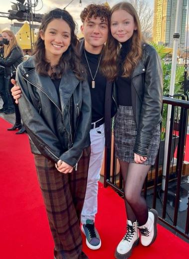 Sadie Munroe Wiki, Age, Height, Parents, Boyfriend, Net worth, Siblings & More 8 Sadie Munroe with her friends