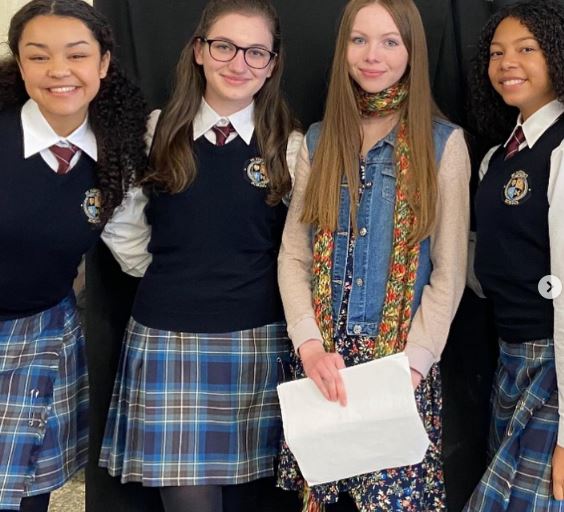 Sadie Munroe Wiki, Age, Height, Parents, Boyfriend, Net worth, Siblings & More 6 Sadie with her friends