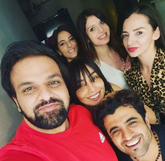 Who is Saeeda Imtiaz? Biography, Husband, Age, Height, Boyfriend, Net Worth, Dramas & More 4 Saeeda with her friends