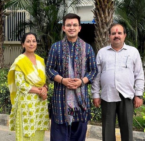 Shubhankar Mishra Age, Wife, Biography, Wiki, Family, Qualification, Net Worth & More 6 Shubhankar with his parents