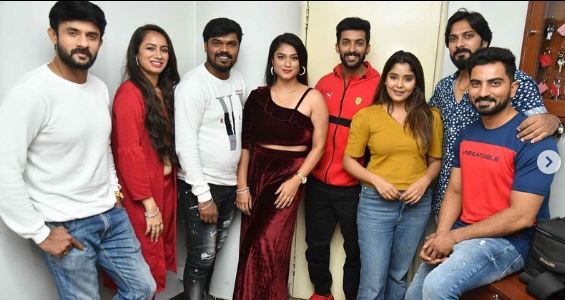 Tanisha Kuppanda Biography, Wiki, Age, Parents, Boyfriend, Height, Net Worth & More 3 Tanisha with her friends