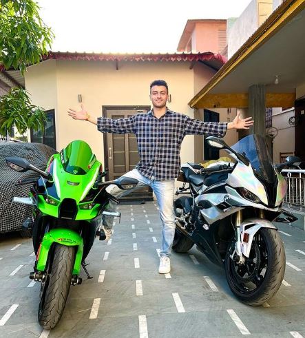Agastya Chauhan Wiki (Pro Rider 1000) Age, Girlfriend, Family, Death, Net Worth, Height & More 9 Agastya Chauhan bike collection