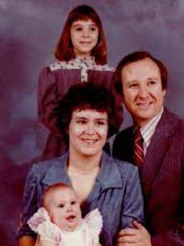 Allan Gore Wiki, Biography, Wife, Daughters, Age, Family, Real Story, Kids, Girlfriend & More 6 Allan Gore with his wife and daughters