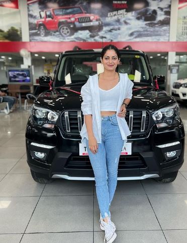 Fiza Choudhary Wiki: Height, Age, Boyfriend, Family, Biography & More 6 Fiza Choudhary car